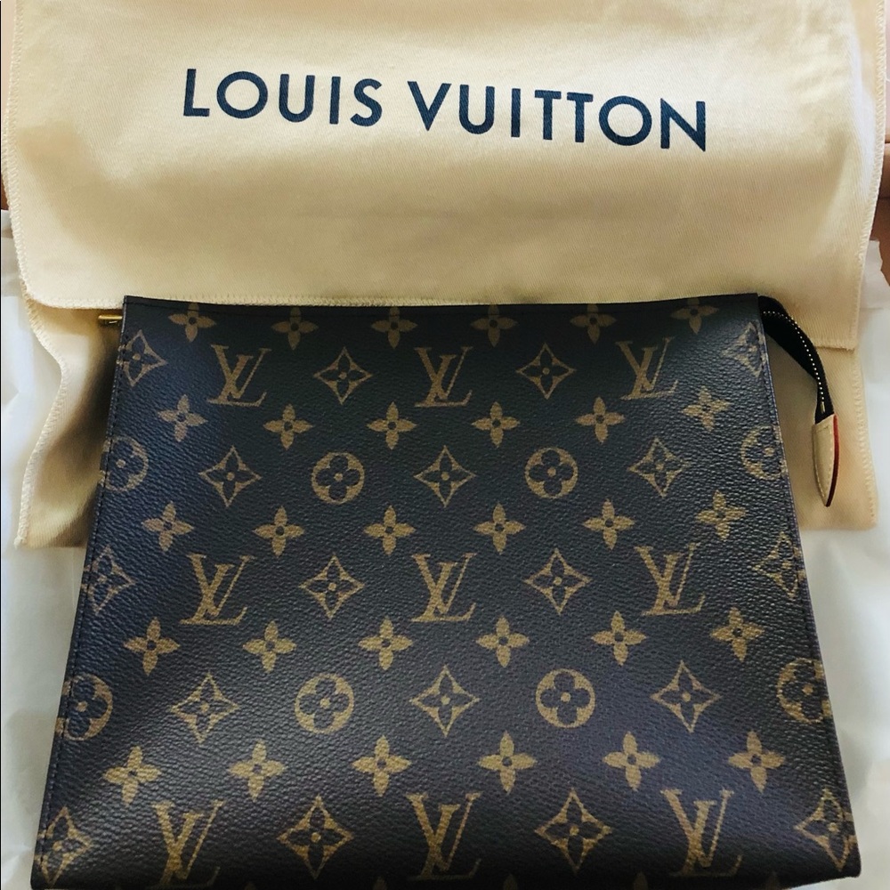 🔥 Authentic Louis Vuitton Toiletry 26 monogram pouch! Discontinued!